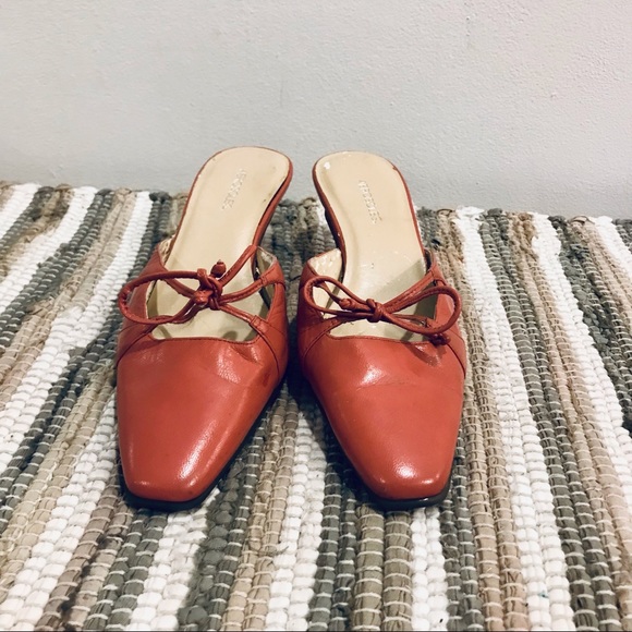Aerosoles coral pink leather mules with front bow ornament. Size 6. EUC - Picture 10 of 12